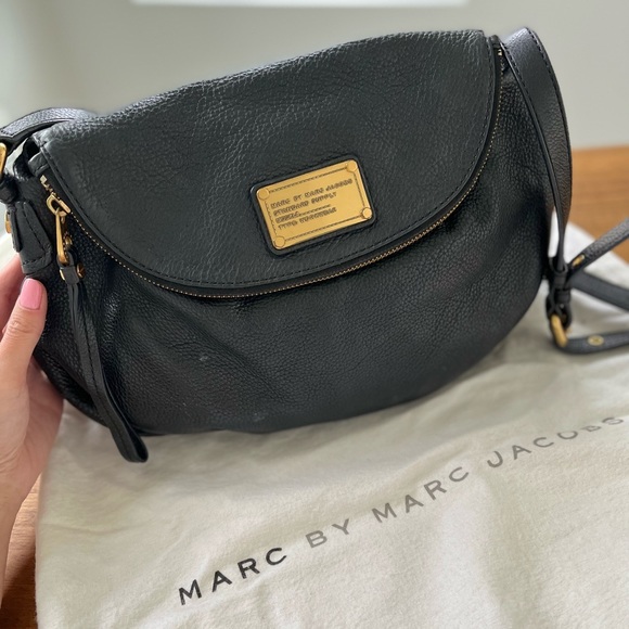 Marc Jacobs Handbags - Authentic Marc Jacobs crossbody bag
